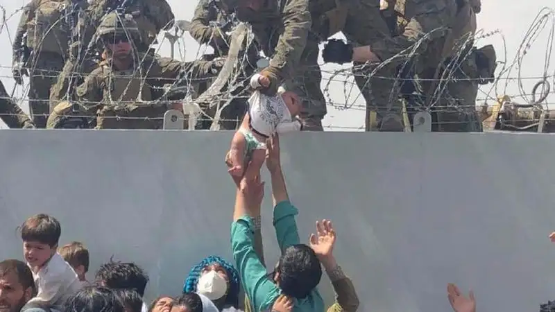¿Qué pasó con el bebé entregado por encima del muro?