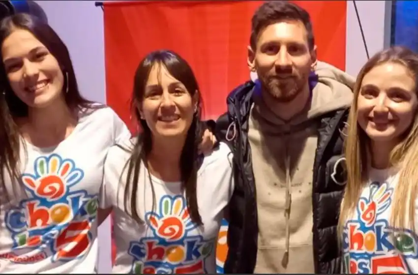 Sorpresa en un cumpleañitos: apareció Messi y se sacó fotos con todos