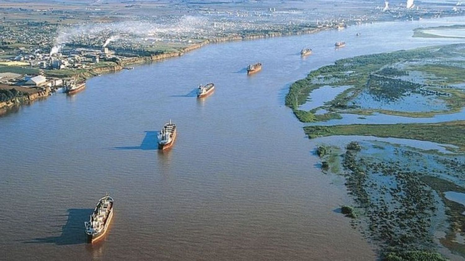 Durante doce horas colapsó la Hidrovía por un barco varado y hay buques que no salen de sus puertos