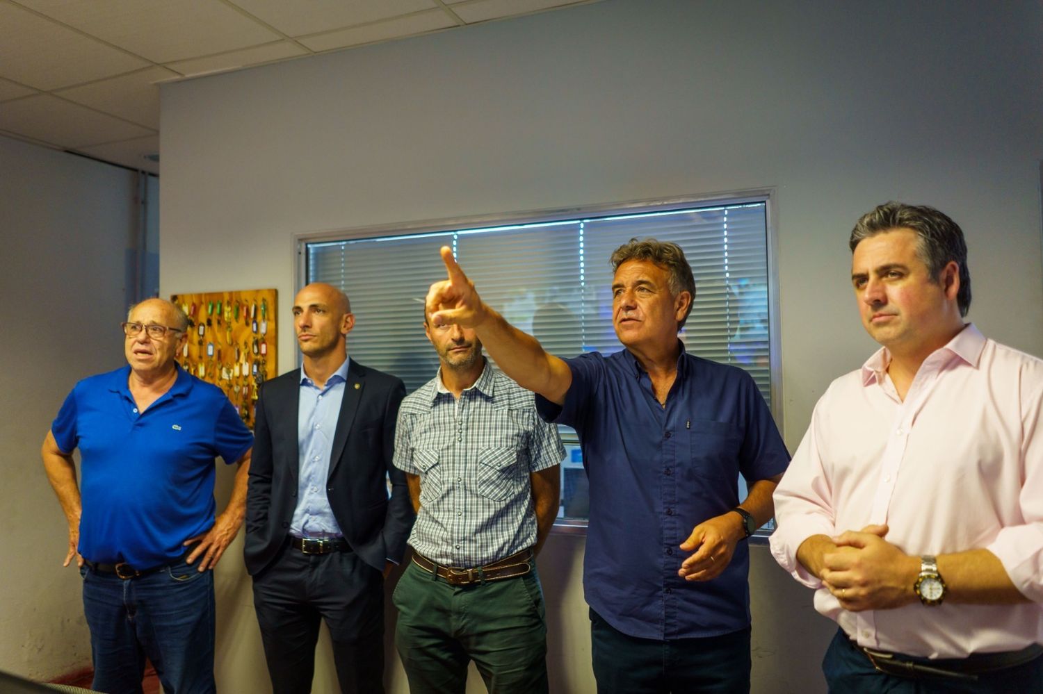 El intendente Leonel Maximino y el ministro de Seguridad, Pablo Cococcioni, junto a funcionarios municipales y provinciales en la Central de Monitoreo de Firmat.