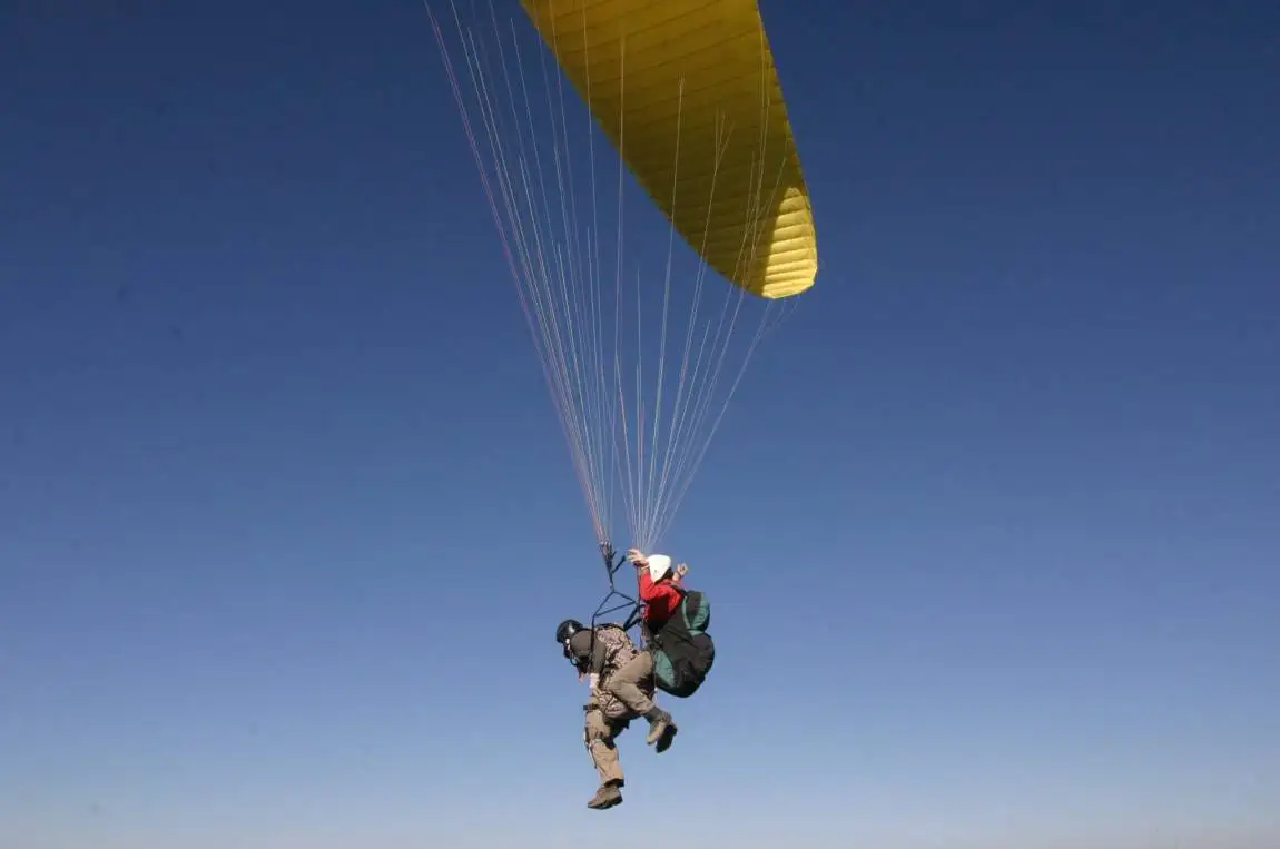 Un instructor de parapente y una turista murieron al caer mientras volaban en San Luis
