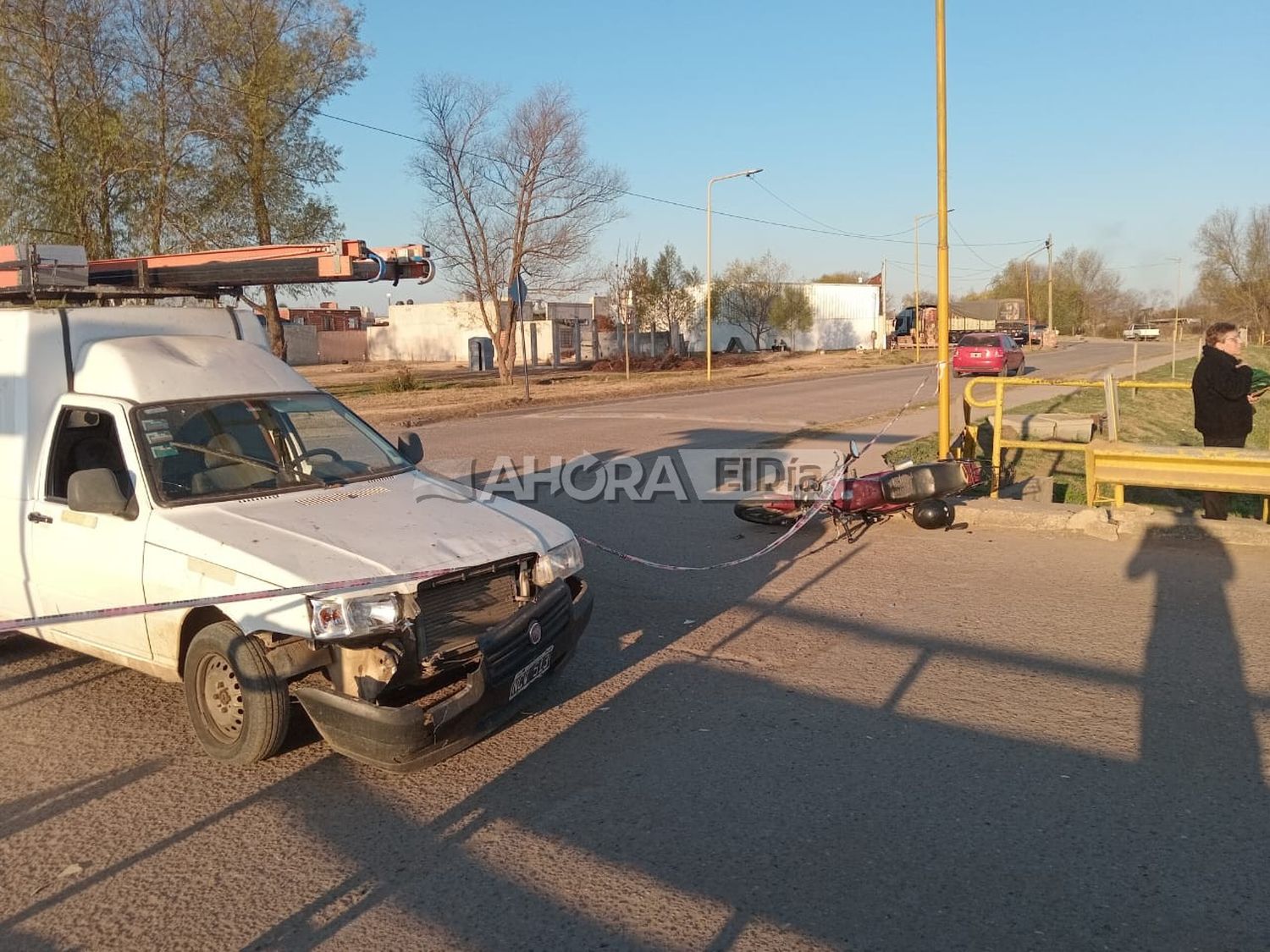 Un motociclista chocó contra una camioneta y debió ser trasladado en ambulancia por lesiones de consideración