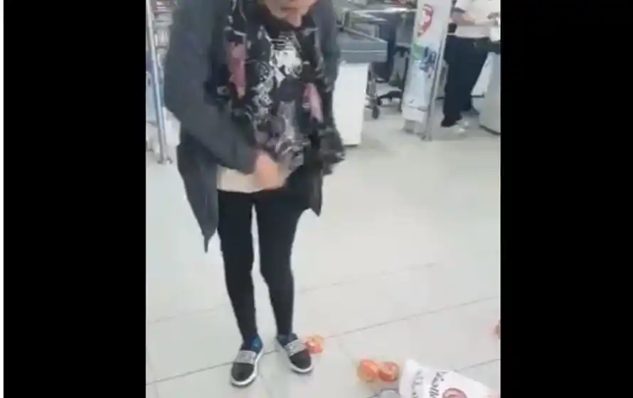 Robo fallido: una mujer intentó esconder latas en su ropa interior y la atraparon