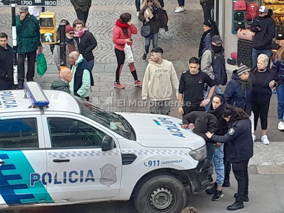 Video: atraparon y golpearon a un ladrón en pleno centro de Mar del Plata