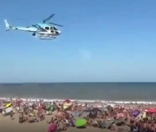 Video: Riesgosa maniobra de un helicóptero sobre la playa en Villa Gesell