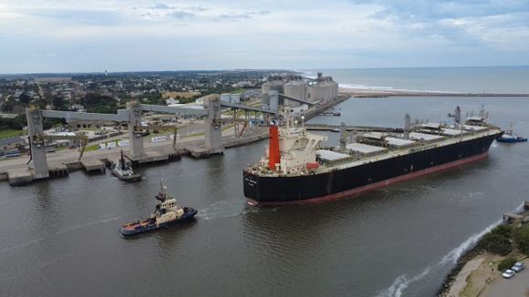 Puerto Quequén refuerza su previsibilidad: Ocho movimientos en un día y más de 35 buques para agosto