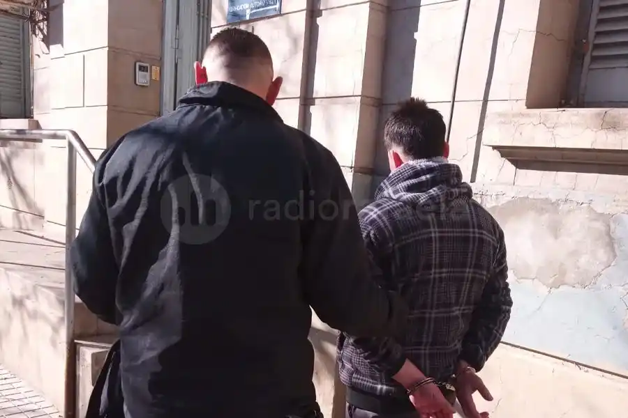 Con un cuchillo de cocina, amenazó a un remisero y se negó a para el viaje hasta Bella Italia