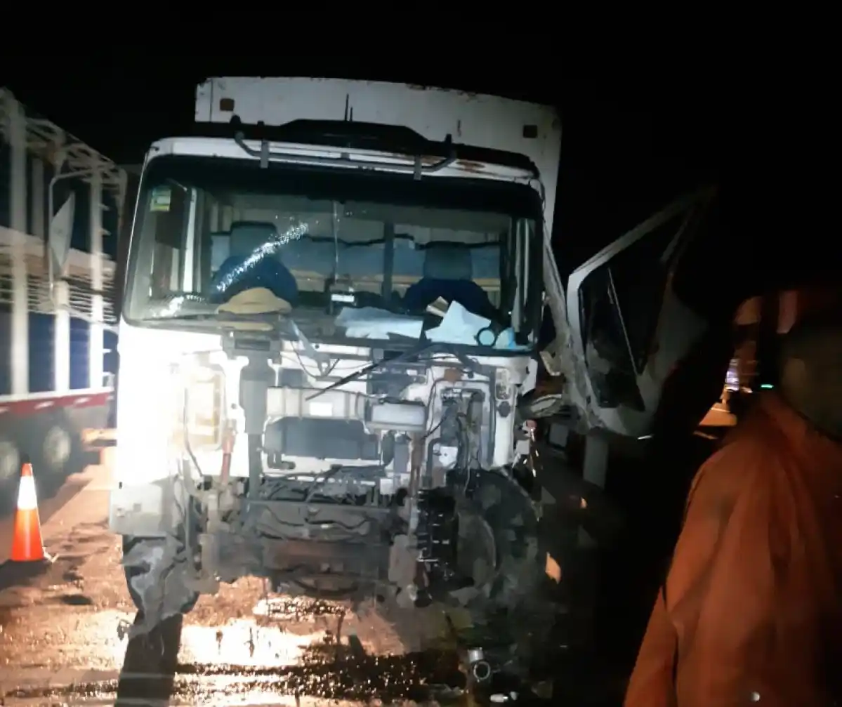 Un camionero despistó en un puente, rompió la baranda y cayó al agua