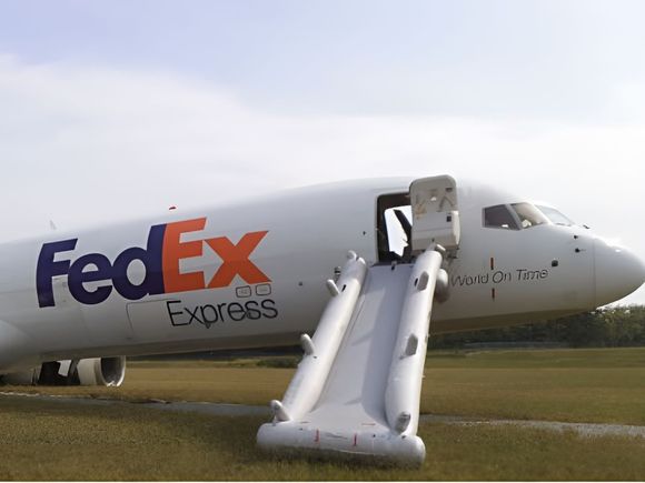 La NTSB ordena a Boeing y la FAA  corregir fallos en toboganes de evacuación tras incidente de FedEx