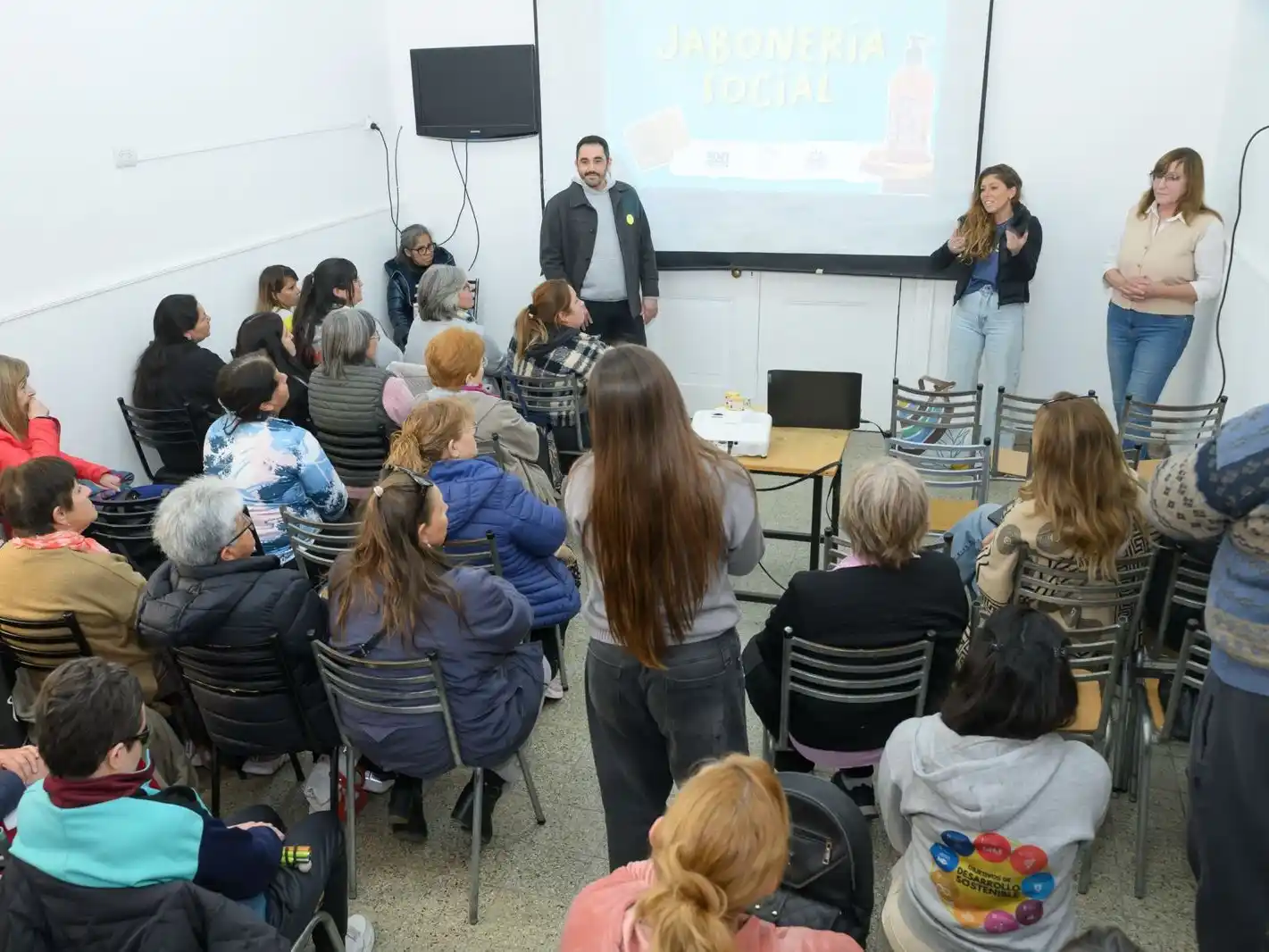 Galnares junto a Biolatto (izquierda) y Bosco (derecha) durante el inicio de la capacitación. Foto: Gentileza.