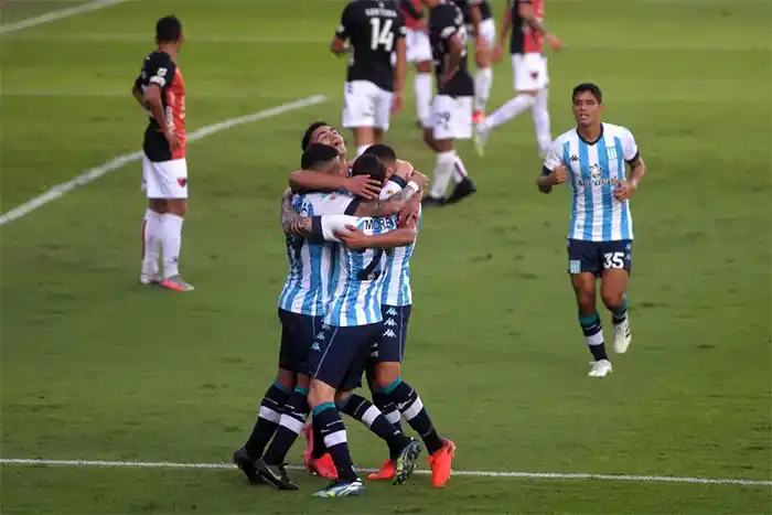 Racing bajó en el final al líder Colón