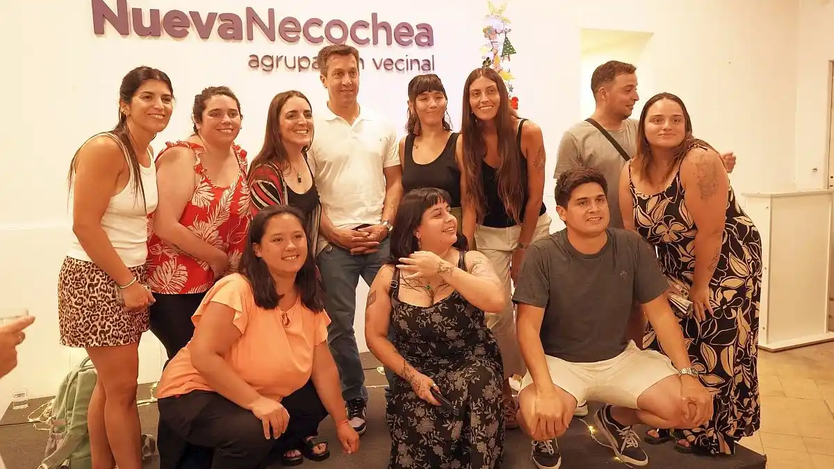 Arturo Rojas con la juventud de Nueva Necochea