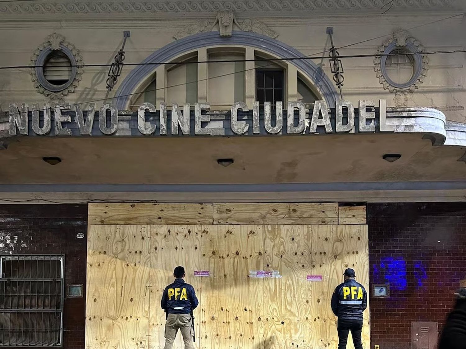 Allanaron un "cine porno" en 3 de Febrero: Funcionaba como pantalla para acceder a servicios sexuales