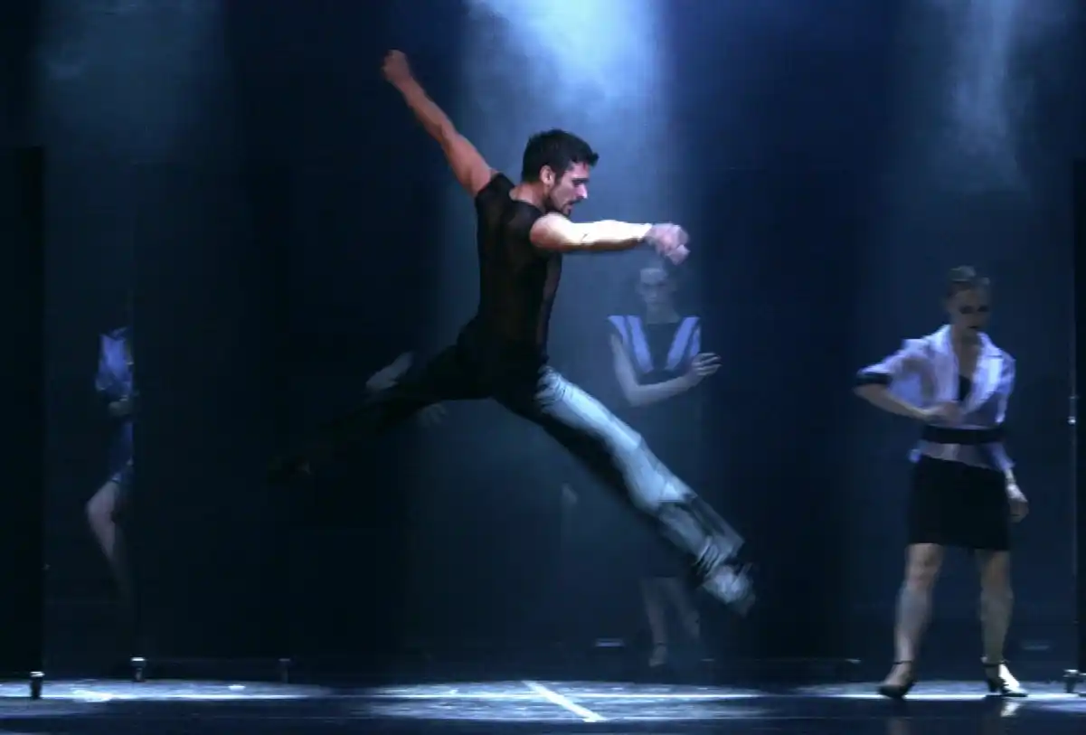 Piquín baila en La Plata por el Día de la Mujer