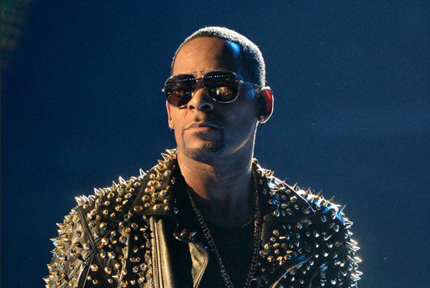 Hombre testifica contra R. Kelly por abuso sexual