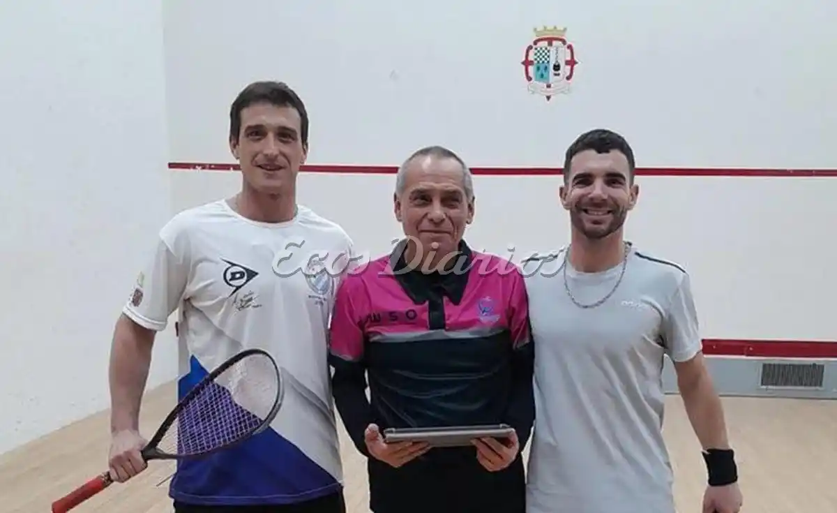 Los necochenses previo a disputar la final de cuarta categoría. Lucas Pérez (der.) y Bernardo Mastronardi (izq)