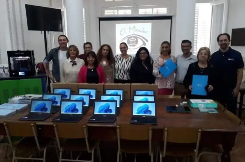 Donaron dos aulas digitales: una para el colegio Luis Clavarino y otra para escuela Rosa Regazzi