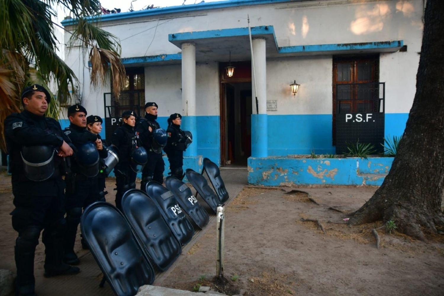 Intento de motín en la comisaría 15ª: incendiaron colchones y dos reclusos sufrieron un principio de asfixia