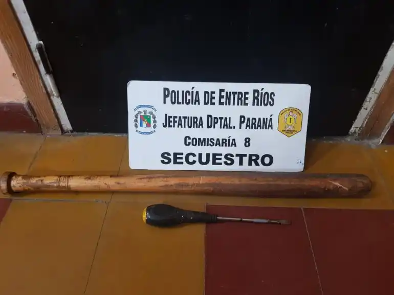 Durante una pelea entre familias, atacaron a policías con un bate y un destornillador
