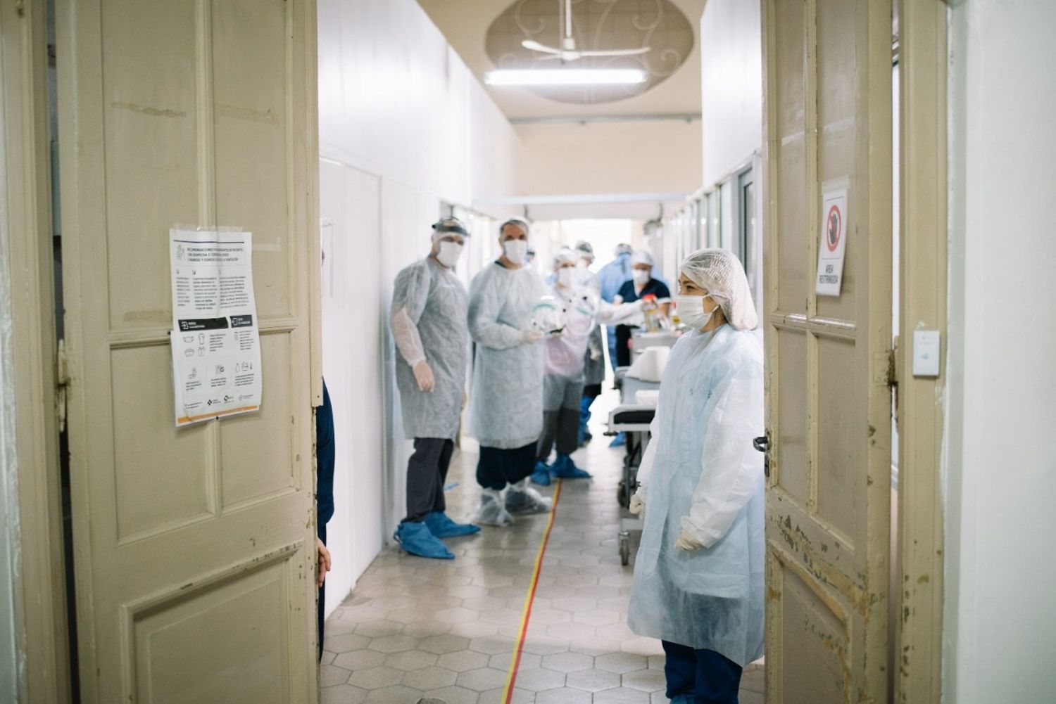 Fuerte aumento de casos, una nueva sala y la palabra de profesionales mal pagos