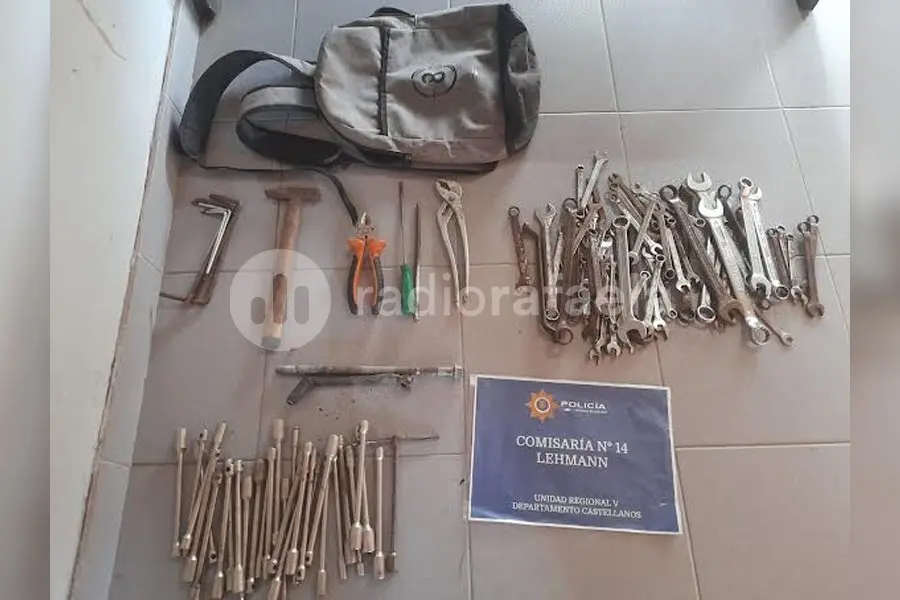 ¡Una ferretería entera! Atraparon a un menor con un montón de herramientas en la mochila