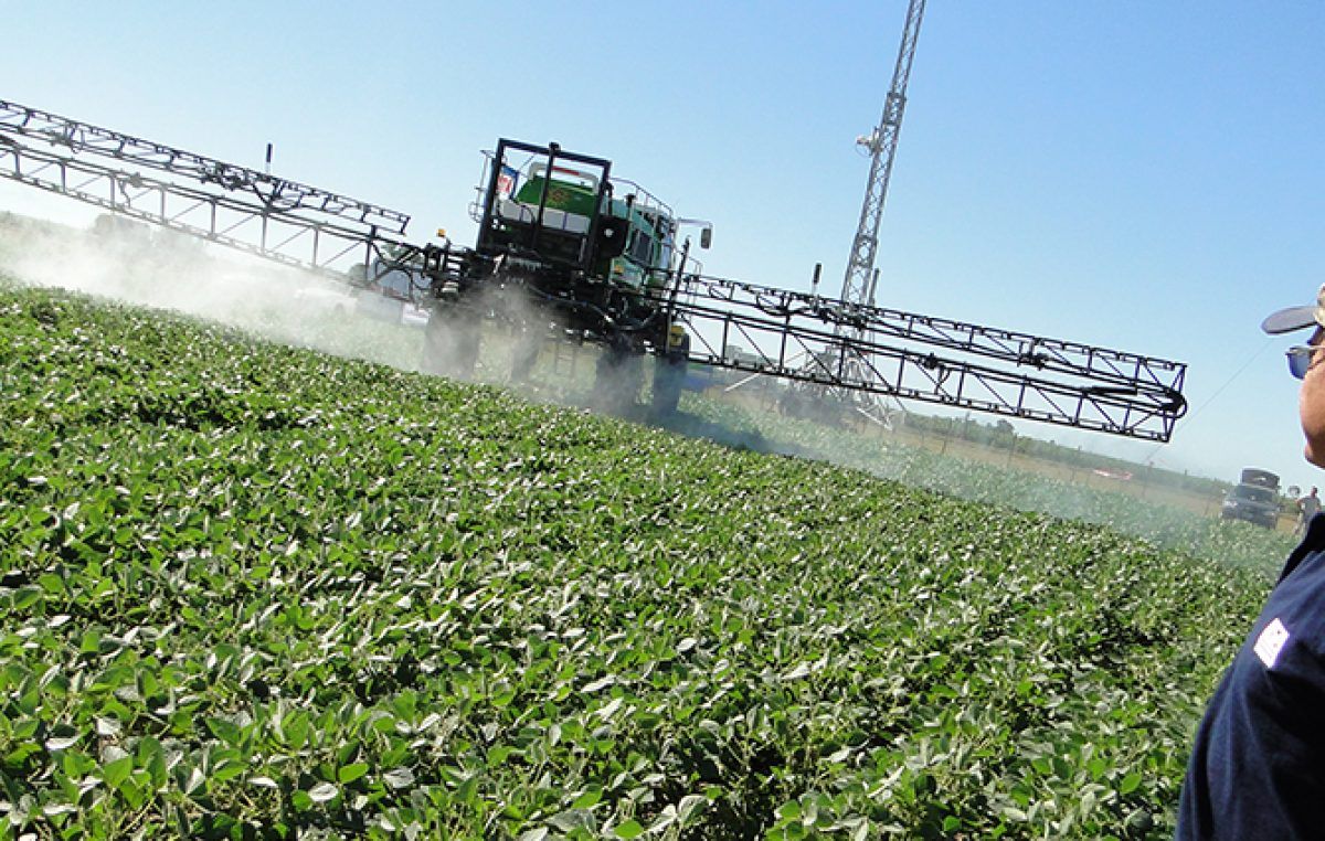 Agroquímicos: Aseguran que "la ley provincial es un disparate" porque "no fija distancias"