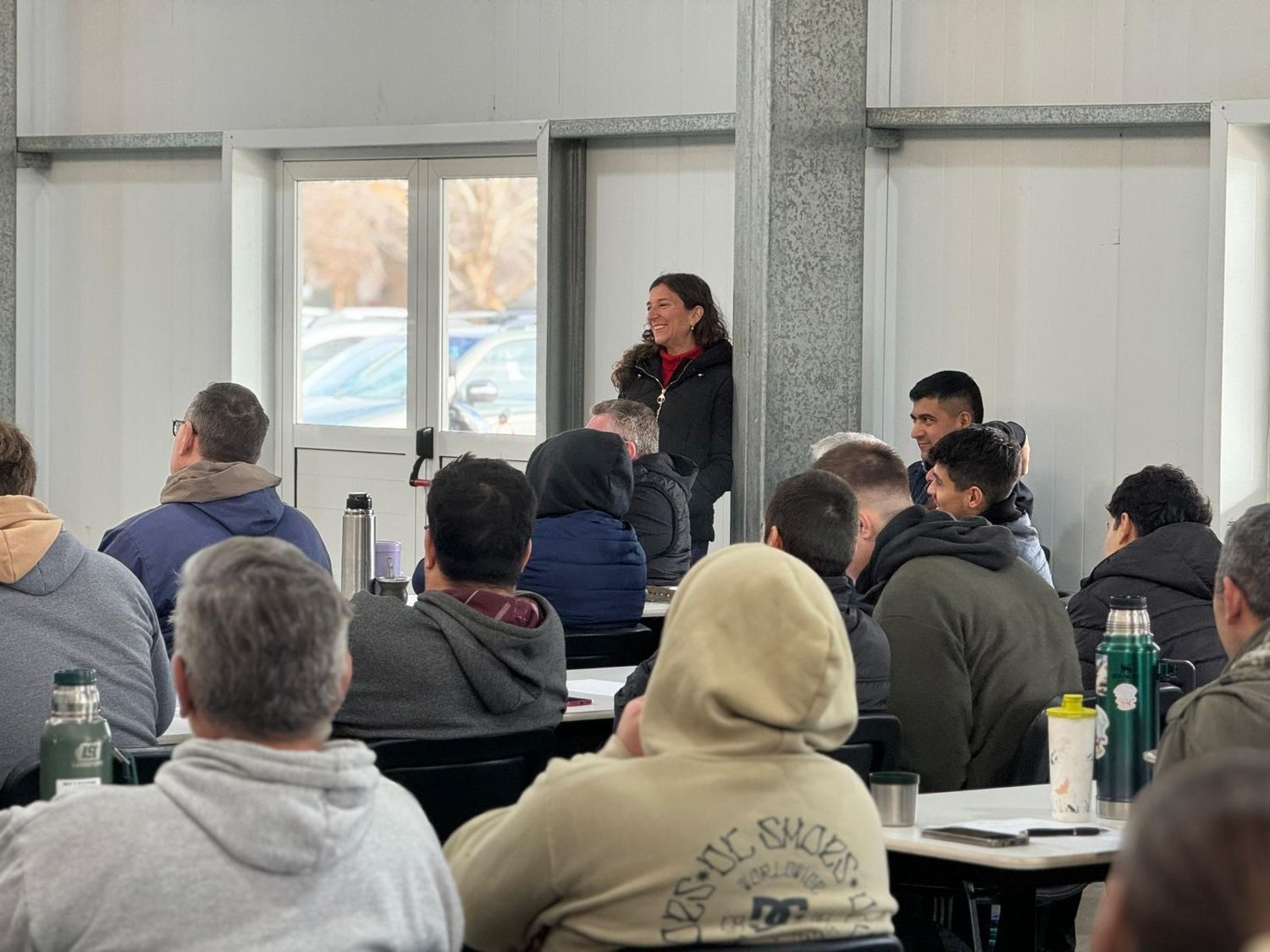 La senadora presentó el curso de gomería.