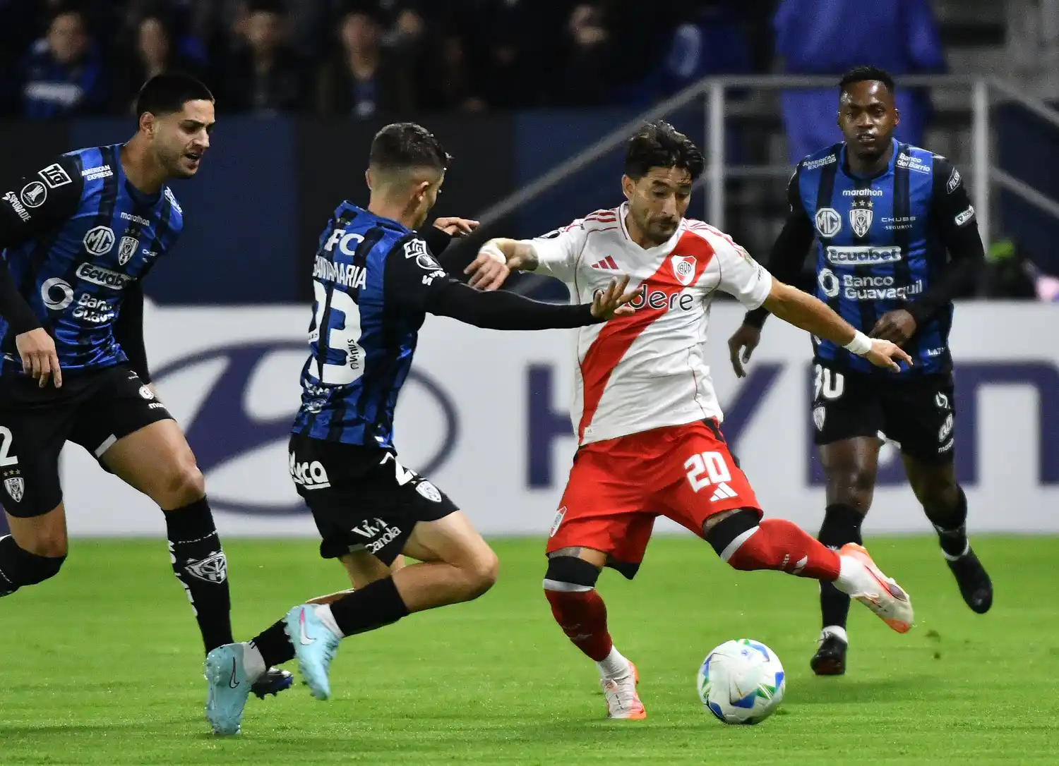 Casco despeja ante Santamaría.
