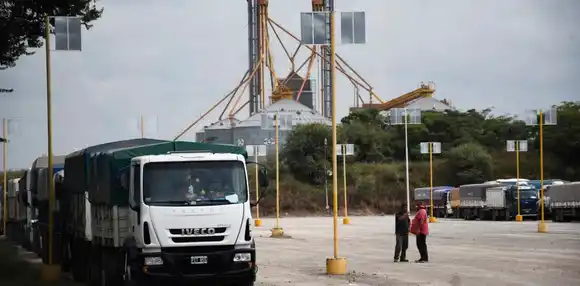 Cayó un 80% el ingreso de camiones con trigo en los puertos del Gran Rosario