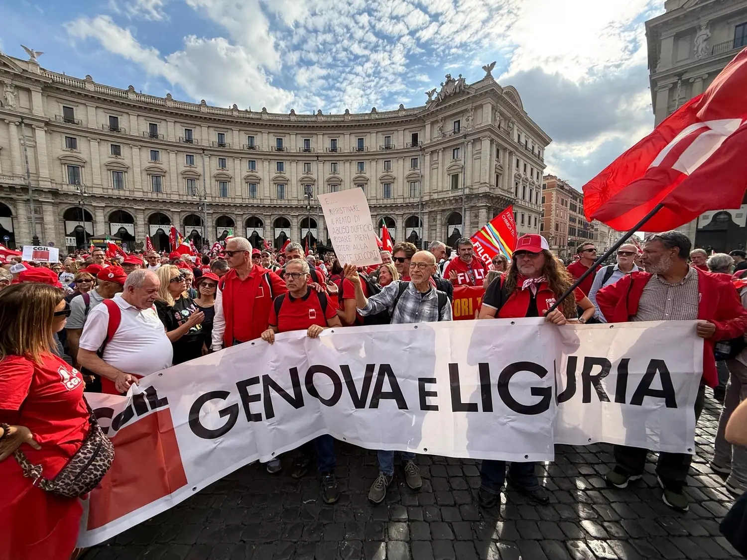 Masiva marcha en Roma bajo la consigna La Via Maestra por trabajo y derechos