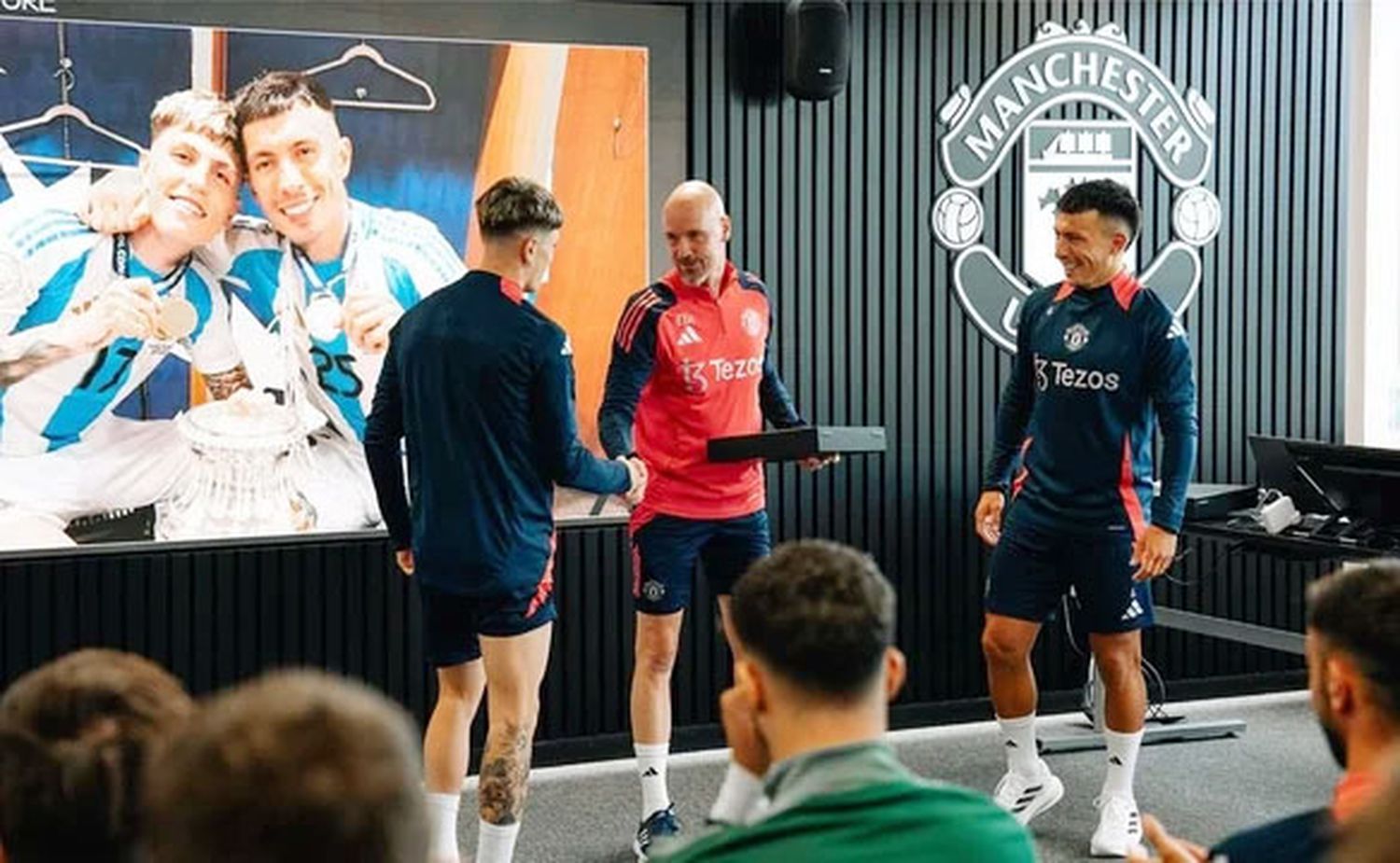 Martínez y Garnacho fueron reconocidos en el Manchester United: “Saben cómo ganar”