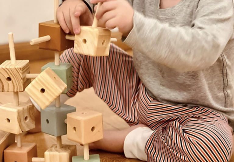 El pequeño, de 4 años de edad, requiere la responsabilidad total de quienes asuman su cuidado.