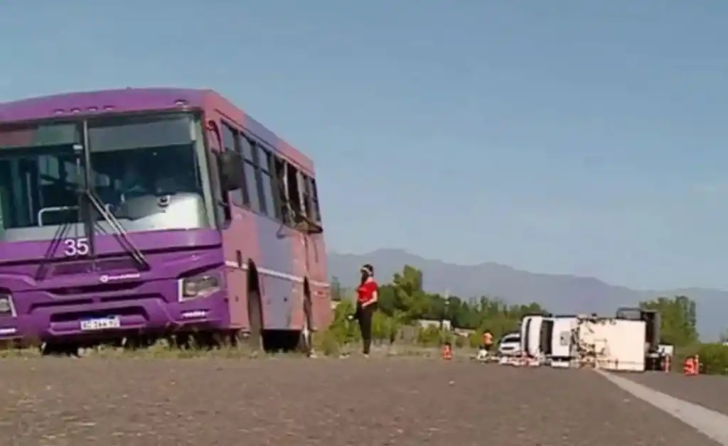 Un camión volcó tras chocar contra un colectivo en la Ruta 60