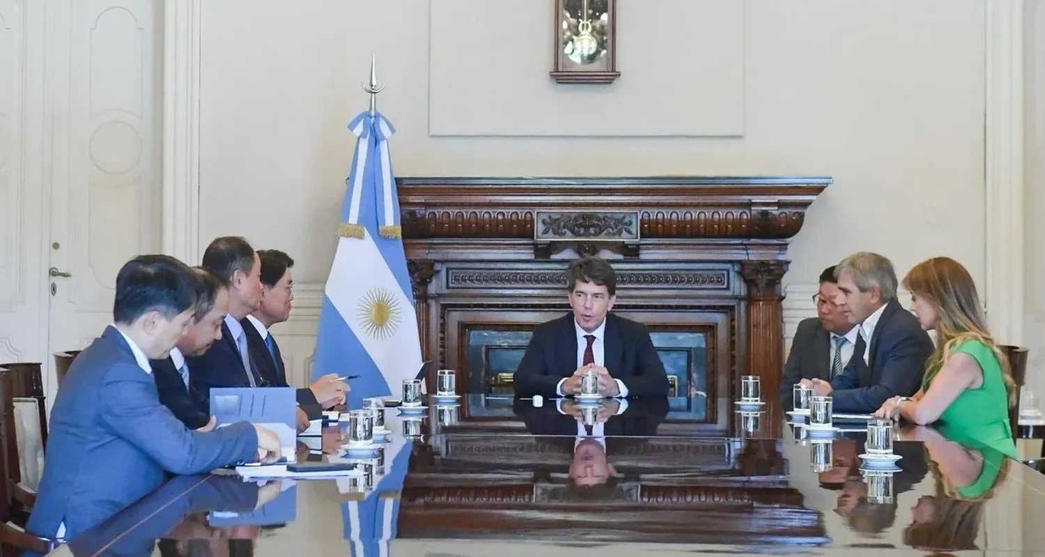 Posse encabezó la reunión con directivos de una firma minera coreana. Lo acompañaron el ministro Caputo y la secretaria Royón. Foto: Gobierno de la Nación.