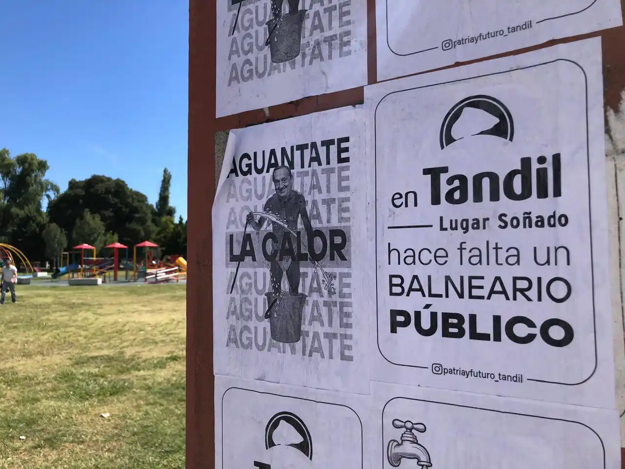 “En Tandil hace falta un balneario público”, dicen los carteles que aparecieron en los últimos días por la ciudad.