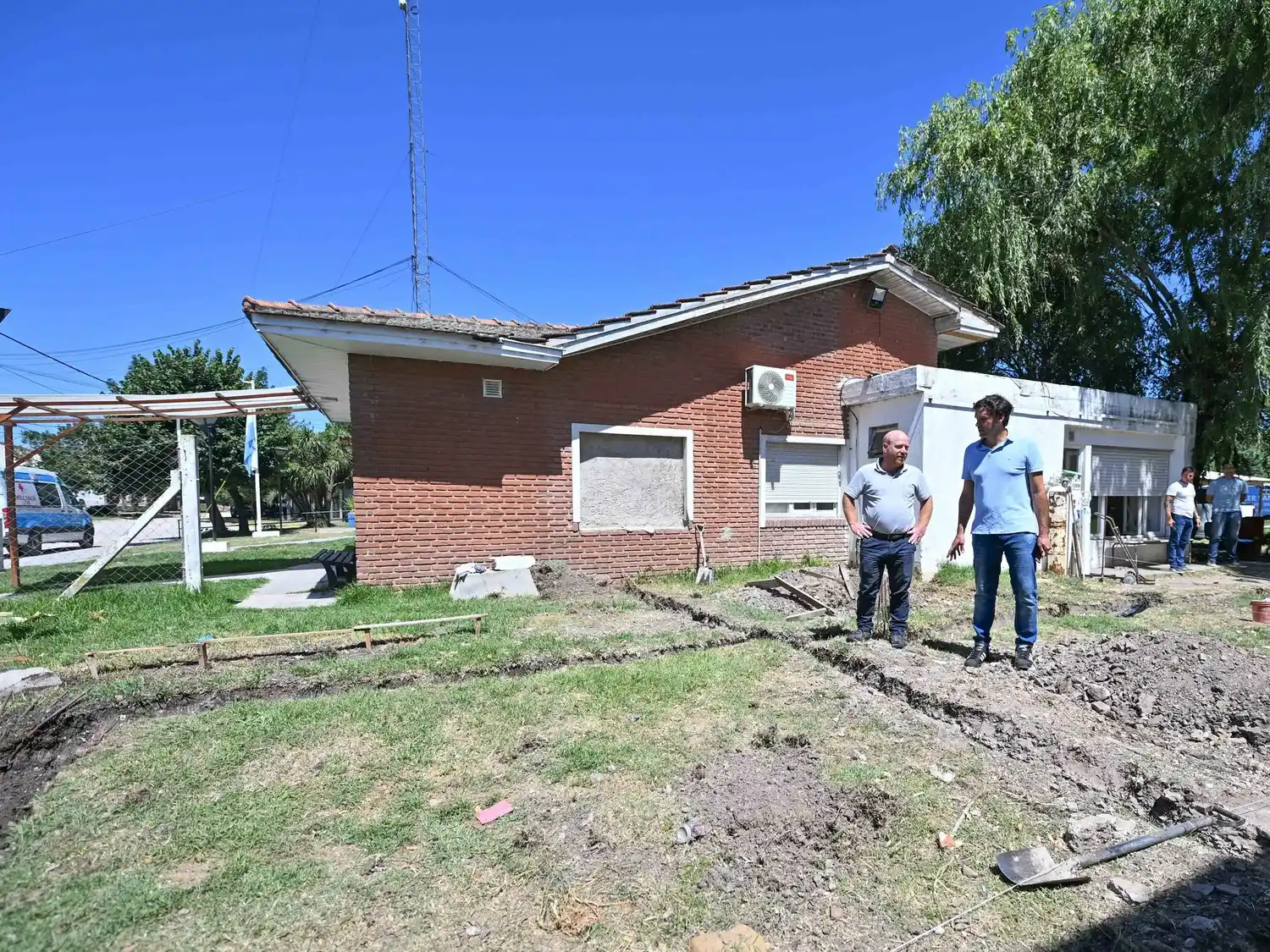El intendente Walter Wischnivetzky y el secretario de Salud Ludovico Gordon recorrieron las obras.