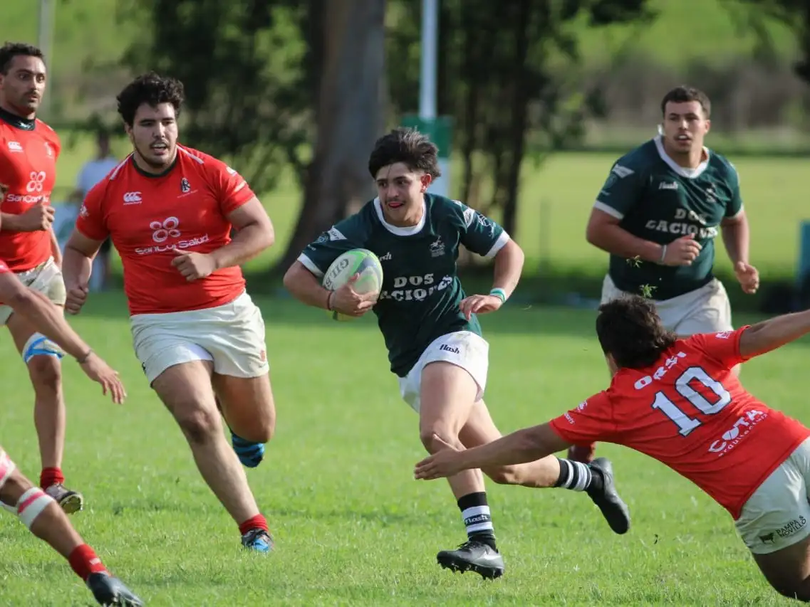 Mateo Mesa intenta escapar a la defensa de San Ignacio.