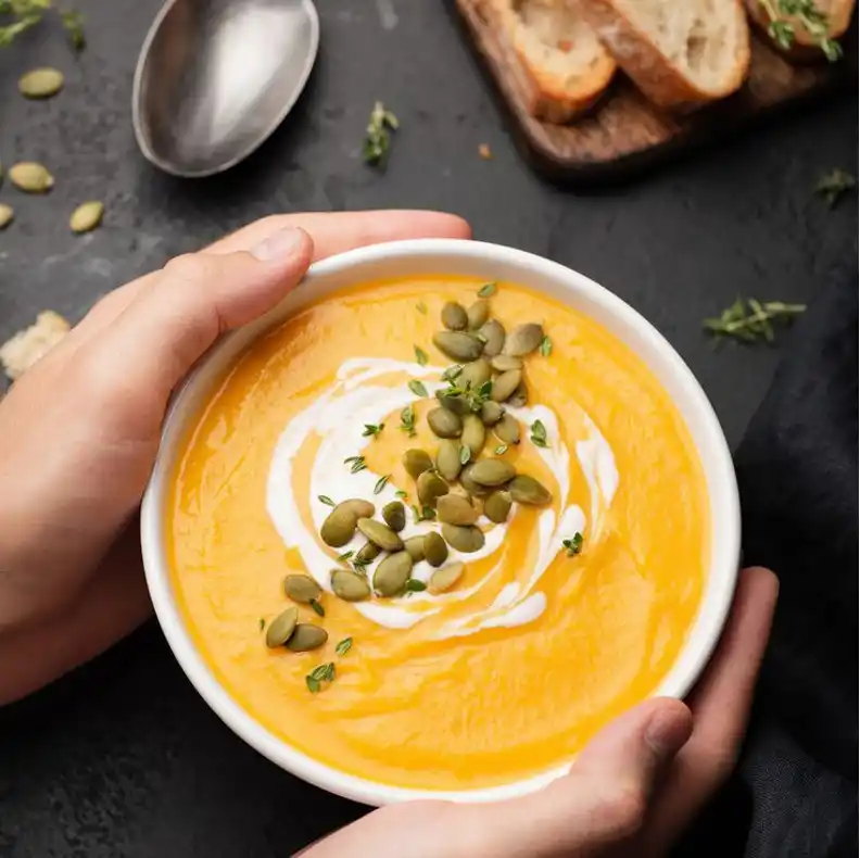 Sopa otoñal de calabaza y semillas: un plato cálido y nutritivo para fortalecer el cuerpo en los días fríos.