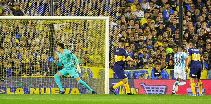 Racing derrotó a Boca y se acerca en la Superliga