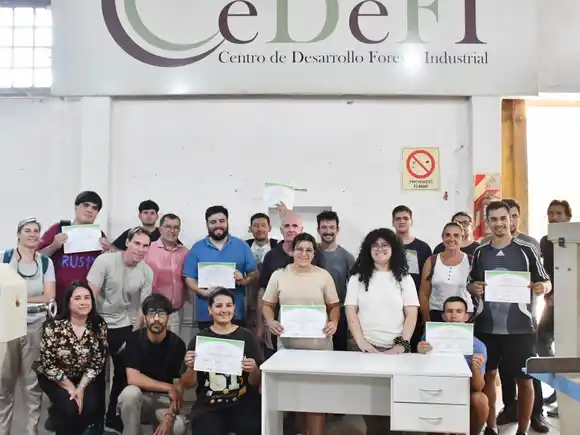 Finalizó el curso de armado de muebles con tableros