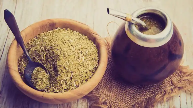 Los argentinos consumen 100 litros de mate por año
