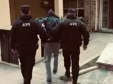 Uno de los detenidos ingresando a la sede de la PFA en Mar del Plata. Foto: QZ Noticias.