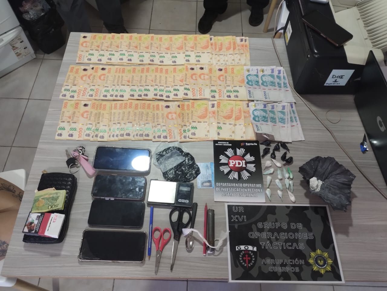 Múltiples allanamientos en Esperanza por microtráfico: hallaron droga, dinero y varias armas