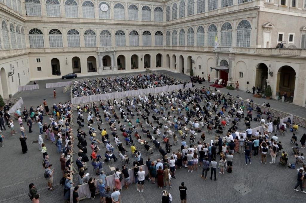 Tras seis meses de aislamiento el Papa celebró su primera audiencia con fieles