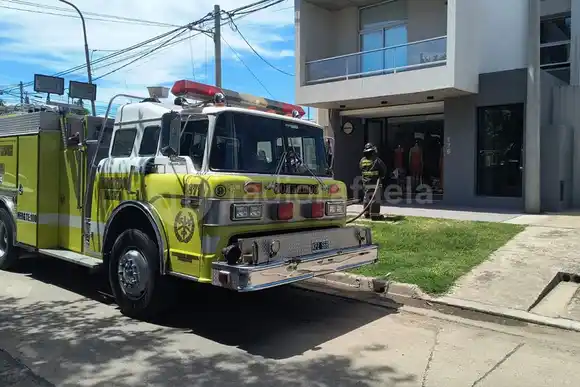 Gran susto en un local de indumentaria: los Bomberos sofocaron un incendio