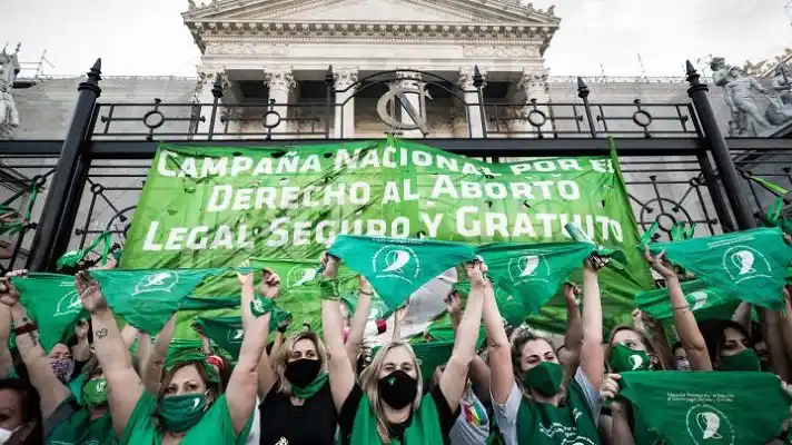 Diputados aprueban legalización del aborto en Argentina: ahora le toca al Senado