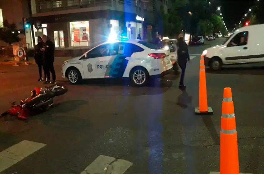 Choque fatal entre una ambulancia y una moto: trataron de salvarlo, pero murió en el HIGA