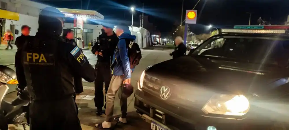 Agentes de la FPA en San Francisco incautan marihuana y una motocicleta en la intersección de Bulevar Brigadier López y Bulevar Roque Sáenz Peña.