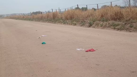 Cincuenta "tangas" desparramadas en cinco kilómetros, el misterio con el que amaneció una localidad cordobesa