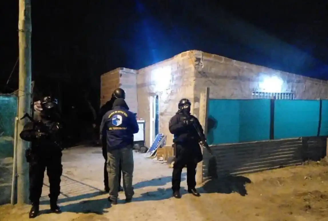 Vendían droga en su casa y escondían la ganancia en un osito de peluche de su hija